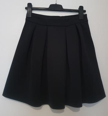 Zwarte plooirok beschikbaar voor biedingen