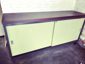 metalen kast  beschikbaar voor biedingen