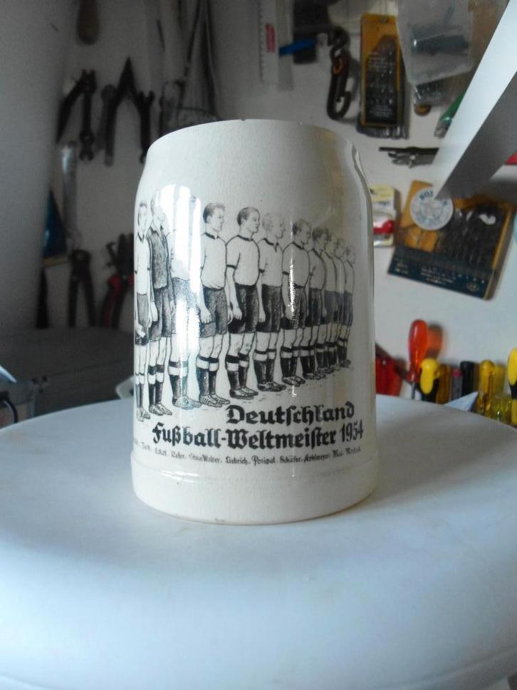 Deutchland Fusseball Weltmeister 1954 Chope en Grès, Collections, Articles de Sport & Football, Comme neuf, Cartes de joueur, Enlèvement ou Envoi