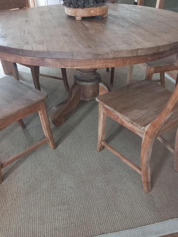 ronde robuuste tafel 1.50m met 5 stoelen beschikbaar voor biedingen