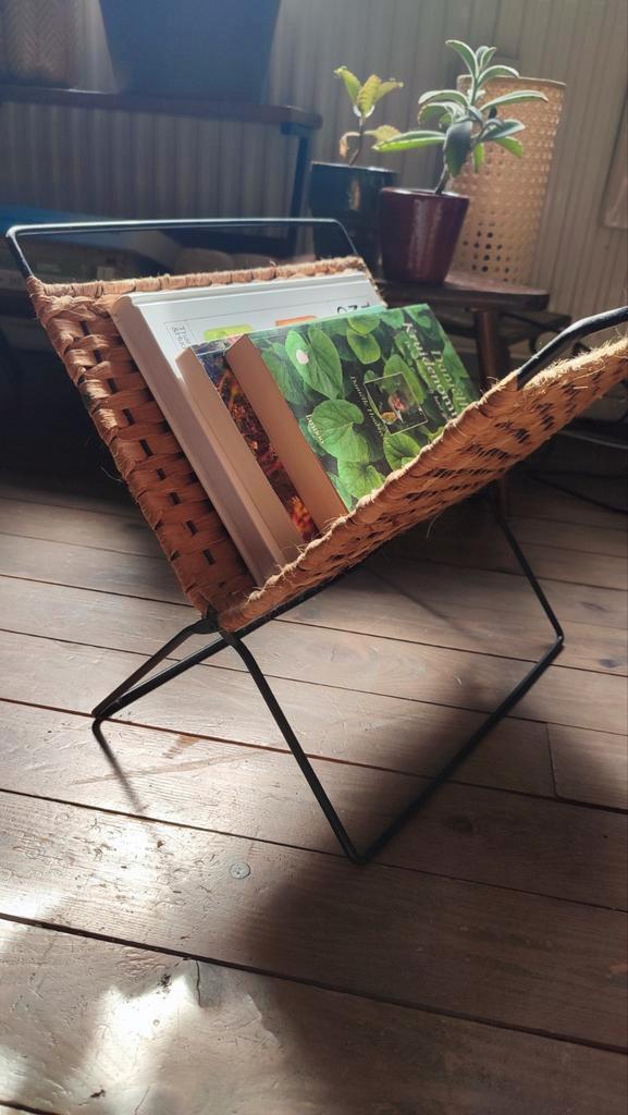 Rotan style tijdschriften rekje, Huis en Inrichting, Woonaccessoires | Krantenbakken en Lectuurbakken, Zo goed als nieuw, Ophalen of Verzenden