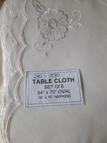 Ovaal tafelkleed + 6 servetten. Filippijnse ambachten beschikbaar voor biedingen