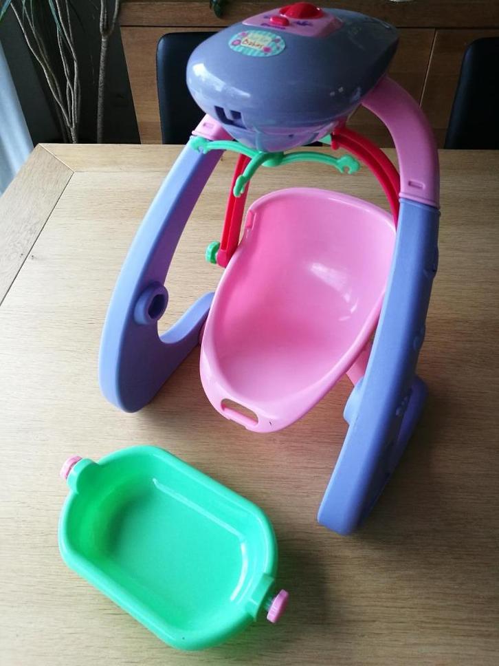 Wiegje voor speelgoedpop (op batterijen), Kinderen en Baby's, Speelgoed | Poppen, Zo goed als nieuw, Ophalen of Verzenden