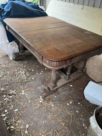 Ancienne table chêne massif avec une chaise  disponible aux enchères