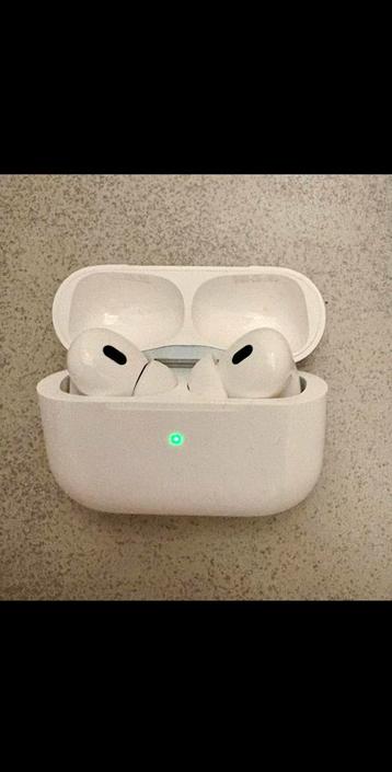 AirPods Pro (2de generatie) + 2 cases beschikbaar voor biedingen