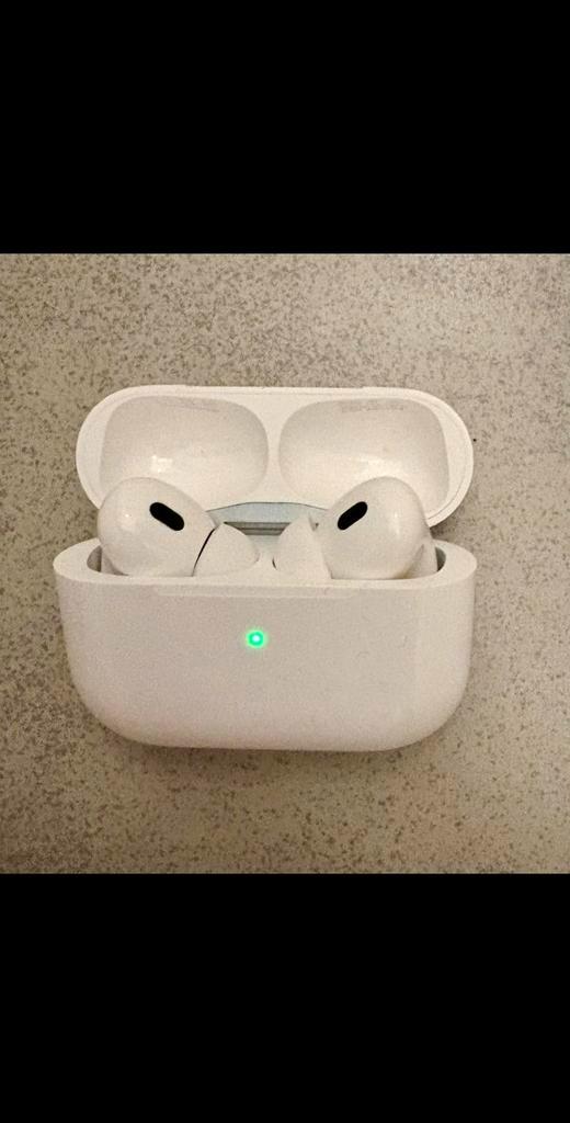 AirPods Pro (2de generatie) + 2 cases, Telecommunicatie, Mobiele telefoons | Oordopjes, Zo goed als nieuw, In gehoorgang (in-ear)