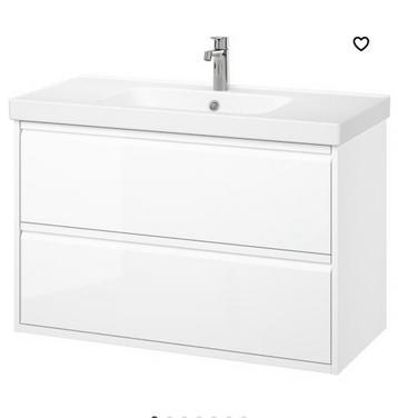 Badkamermeubel van Ikea met een witte kraan beschikbaar voor biedingen