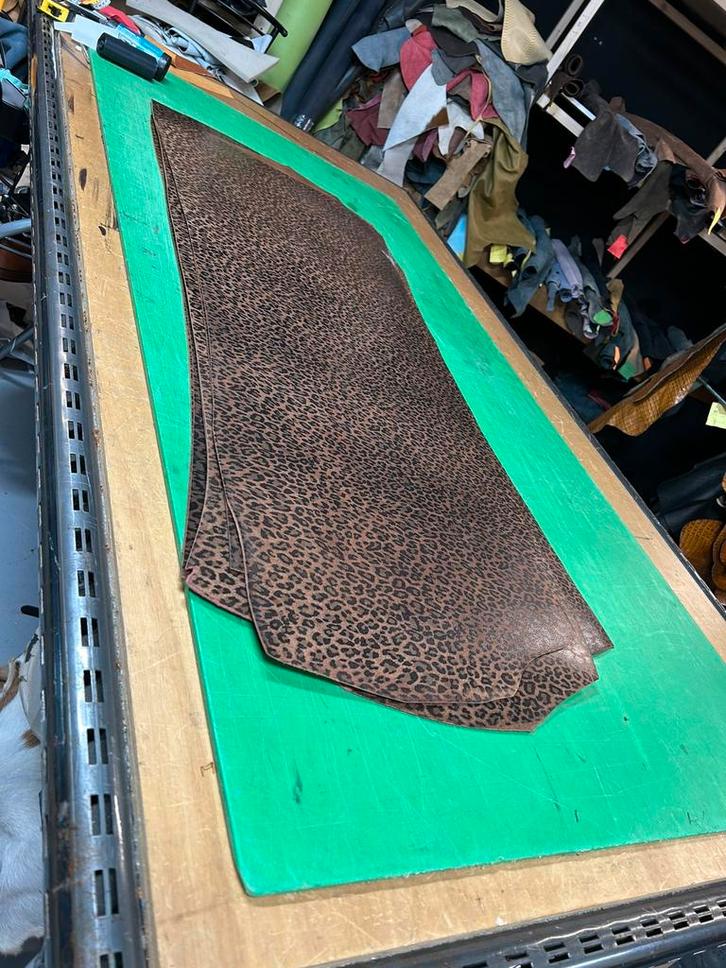 Cognac tuigleer lappen 3-3,5mm leopard desing half soepel, Hobby en Vrije tijd, Stoffen en Lappen, Zo goed als nieuw, Ophalen of Verzenden