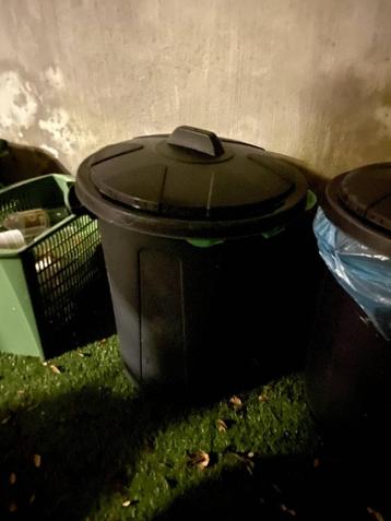 Zwarte vuilnisbak beschikbaar voor biedingen