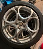 Alfa Giulietta velg met band 225/45/17, band als nieuw, Ophalen, Nieuw, 17 inch, Band(en)