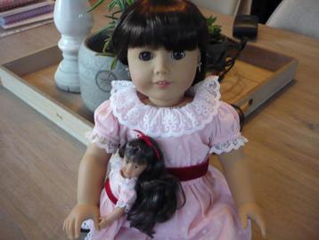 American Girl doll Samantha met haar mini-doll, nieuwstaat. beschikbaar voor biedingen