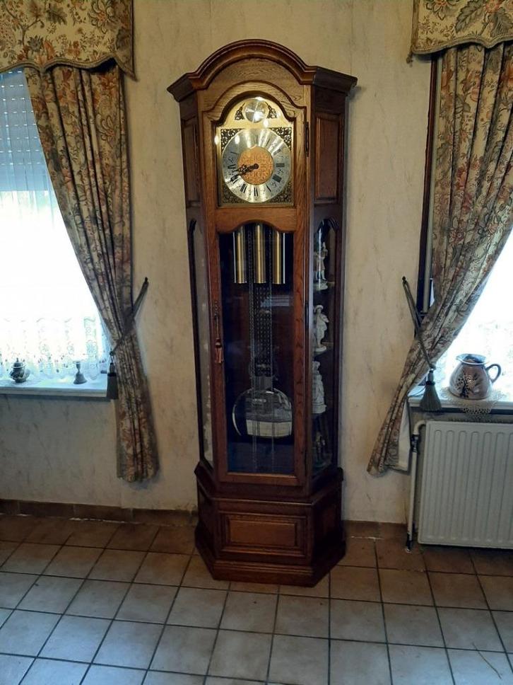 STAANDE EIKEN KLOK MET VITRINE en verlichting, Antiek en Kunst, Antiek | Klokken, Ophalen