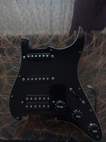 Pickguard SQUIER by FENDER entièrement chargé, Musique & Instruments, Enlèvement ou Envoi, Utilisé, Guitare électrique