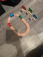 Een houten autobaan met 3 auto’s 3 ventjes en 3 gebouwen, Enlèvement, Comme neuf