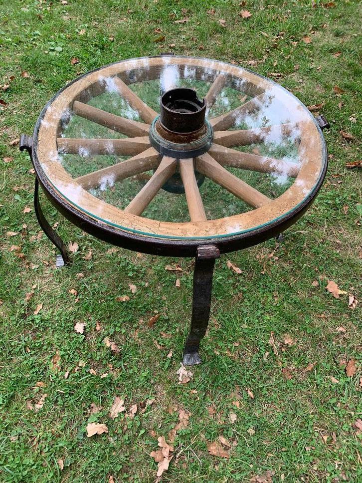 Table basse originale en roue de charrette, Huis en Inrichting, Tafels | Salontafels, Zo goed als nieuw, 50 tot 75 cm, 50 tot 100 cm