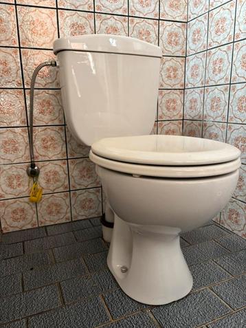 Porseleinen wit toilet beschikbaar voor biedingen