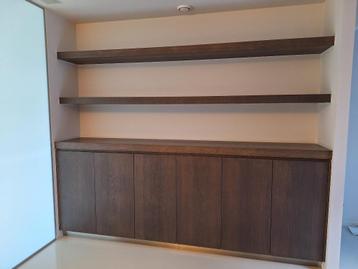 Wandkast met bijhorende legplanken beschikbaar voor biedingen