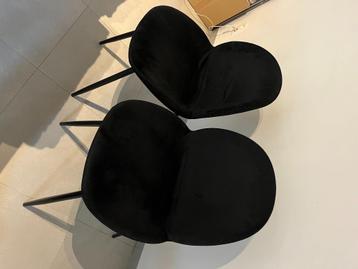 3 suede zwarte stoelen beschikbaar voor biedingen