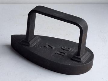 Joli ancien fer à repasser en fonte beschikbaar voor biedingen