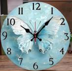 Horloge murale ronde en bois Blue Butterfly (25 cm), Enlèvement ou Envoi, Neuf, Horloge murale