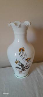 Opaline vaas. Medicinale decoraties. In uitstekende conditie, Huis en Inrichting, Ophalen of Verzenden, Zo goed als nieuw