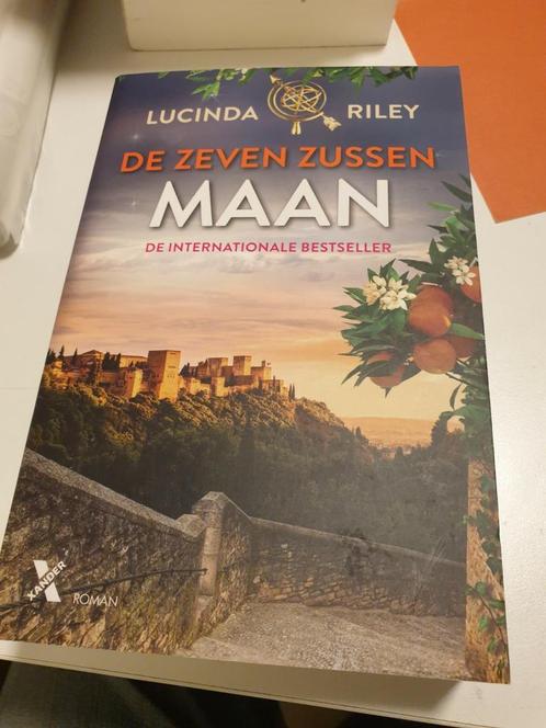 Lucinda Riley - Maan DEEL 5 vd zeven zussen 9e druk 2020, Boeken, Literatuur, Zo goed als nieuw, Ophalen of Verzenden