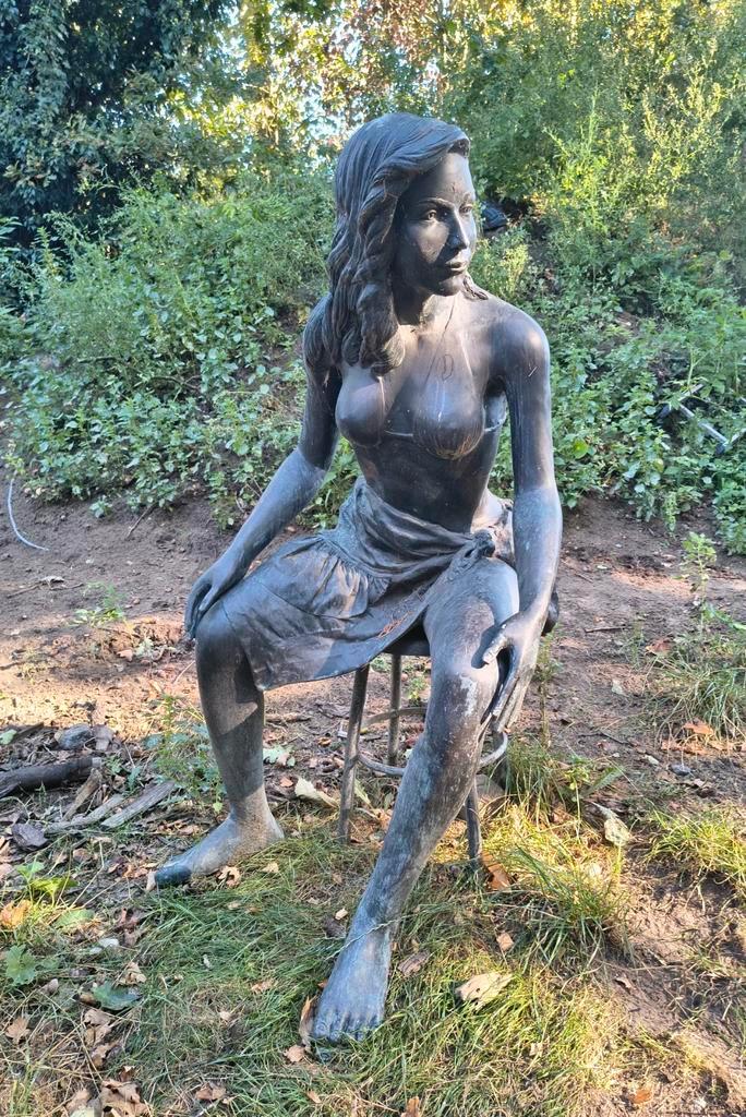 Prachtig Bronzen Beeld H134CM Zittende Vrouw Op Kruk, Tuin en Terras, Tuinbeelden, Ophalen