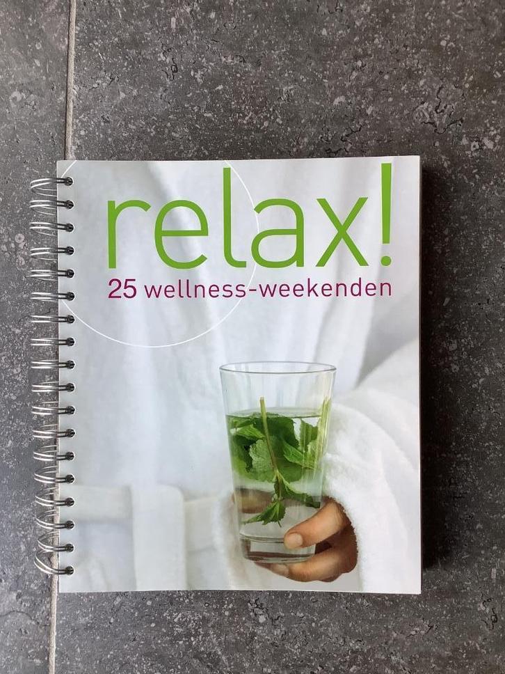 Relax 25 welness weekenden boek, Livres, Guides touristiques, Comme neuf, Enlèvement