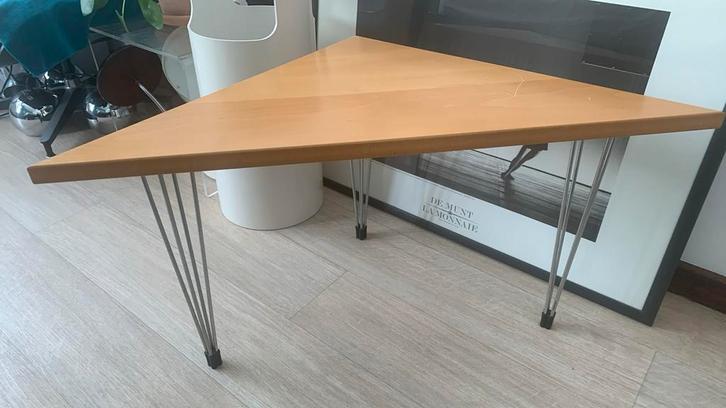 Mooi Air pin driehoektafeltje Fritz Hansen / Arne Jacobsen, Huis en Inrichting, Tafels | Bijzettafels, Ophalen