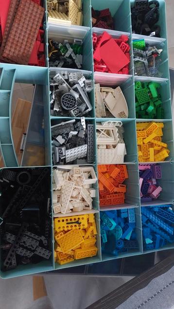 Lego blokjes per kleur gesorteerd
