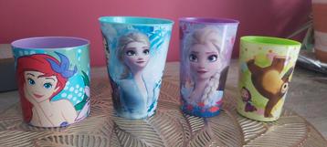 Verschillende plastieke Disney drinkbekertjes voor kinderen