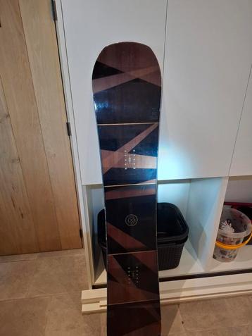 Snowboard ter decoratie of herstelling  beschikbaar voor biedingen
