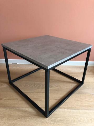 Table basse grise beschikbaar voor biedingen