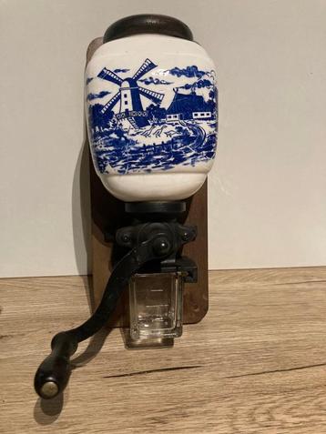 Oude aardewerken wandmolen voor koffie of specerijen beschikbaar voor biedingen