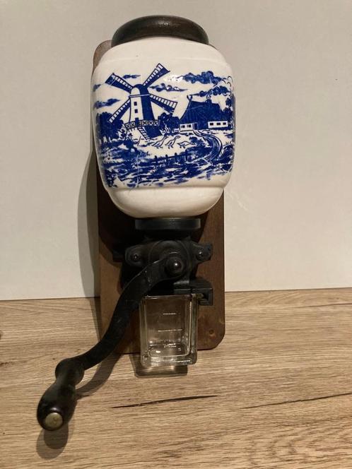 Oude aardewerken wandmolen voor koffie of specerijen, Antiek en Kunst, Antiek | Keukengerei, Ophalen of Verzenden