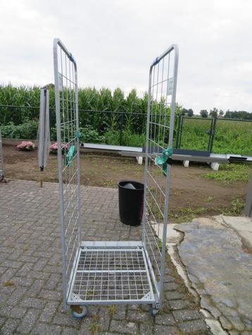 Haardblokken container, winkelkar. 2 verschillende karren beschikbaar voor biedingen