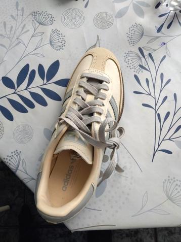 Adidas dames schoenen  beschikbaar voor biedingen