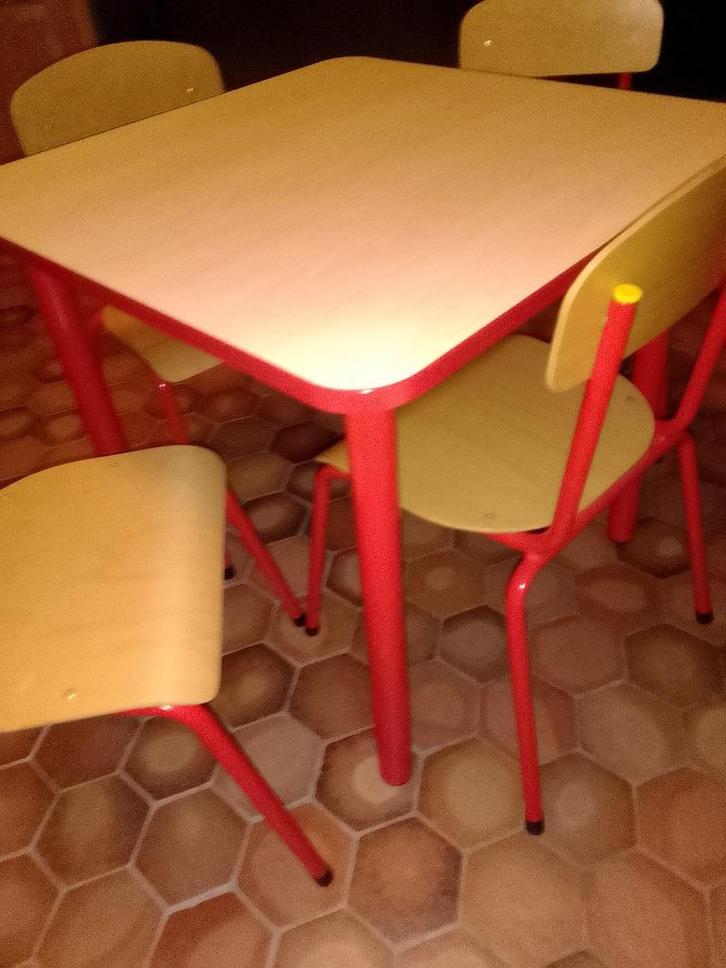 Degelijke kleutertafel 4 stoelen LAAGSTE PRIJS DOOR VERHUIS!, Kinderen en Baby's, Kinderkamer | Tafels en Stoelen, Zo goed als nieuw