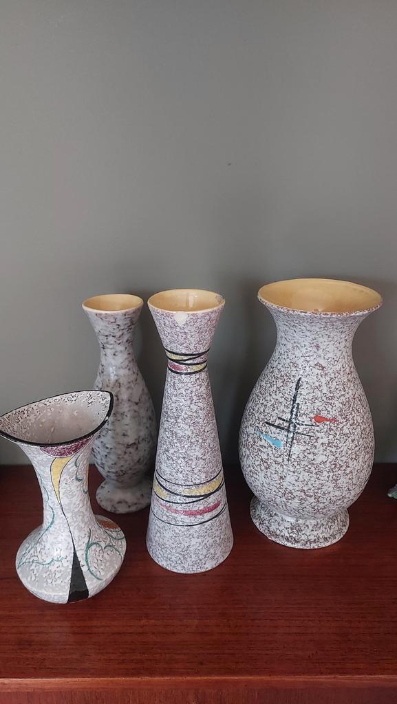 Set van 4 vintage Foreign keramiek vazen., Antiquités & Art, Antiquités | Vases, Enlèvement