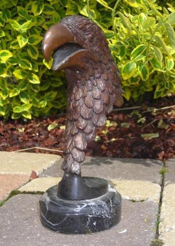 Tête d'aigle en bronze sur marbre