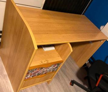 Gratis bureau  beschikbaar voor biedingen