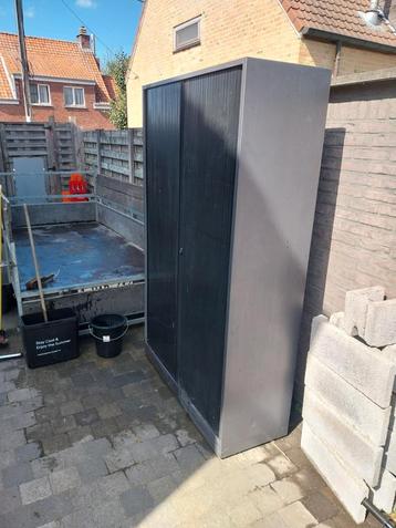 Kast met 3 legplaten  beschikbaar voor biedingen