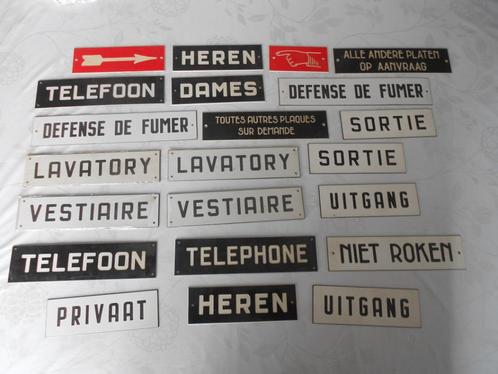 Plastic plakkaatjes met NL en Fr opschriften, Antiek en Kunst, Curiosa en Brocante, Ophalen of Verzenden