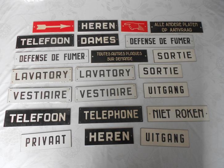 Plastic plakkaatjes met NL en Fr opschriften, Antiek en Kunst, Curiosa en Brocante, Ophalen of Verzenden