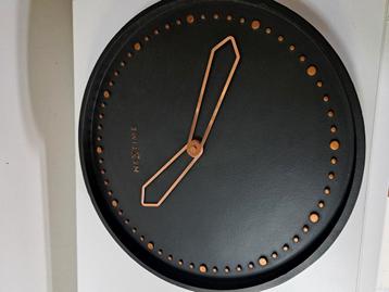 Nextime zwarte klok beschikbaar voor biedingen