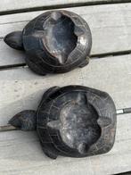 Twee stenen asbakken in vorm van een schildpad, Ophalen