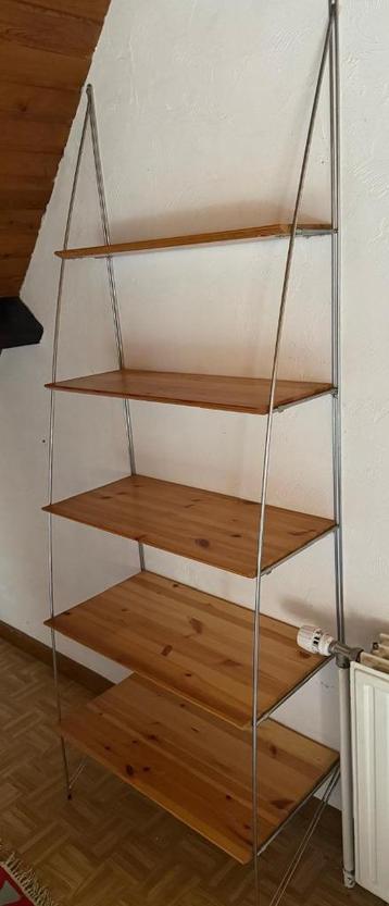 Wandrek - houten planen in metalen structuur beschikbaar voor biedingen