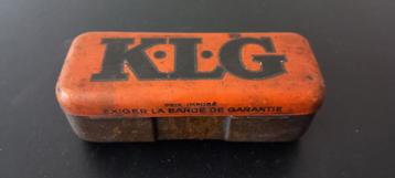 Oude metalen kistkaars K.L.G beschikbaar voor biedingen