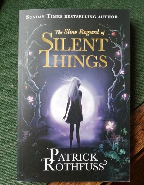 'The slow regard of Silent Things' by Patrick Rothfuss, Boeken, Fantasy, Zo goed als nieuw, Ophalen of Verzenden