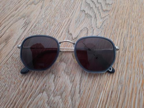 Mooie zonnebril UNOFFICIAL, Handtassen en Accessoires, Zonnebrillen en Brillen | Dames, Zo goed als nieuw, Zonnebril, Overige merken